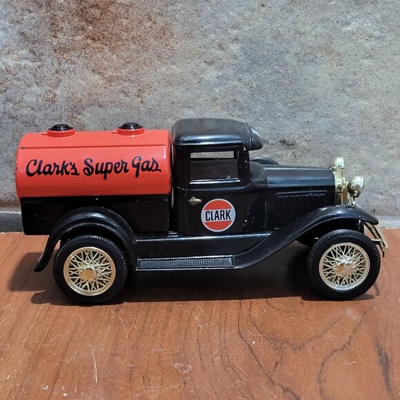 Ford 1930s Model A Tanker Clarks Super Gas Lockable Metal Vehicle Coin Bank 1:25 - Picture 1 of 12
